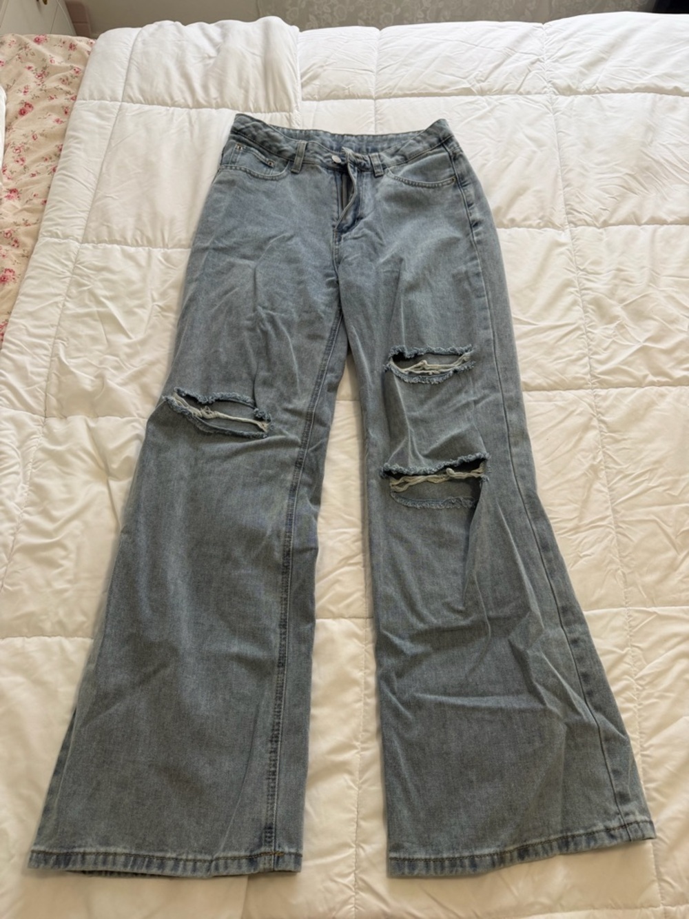 SHEIN Light Blue Straight-Leg Distressed Jeans
